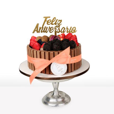 Feliz Aniversario KitKat Chocolate Cake!