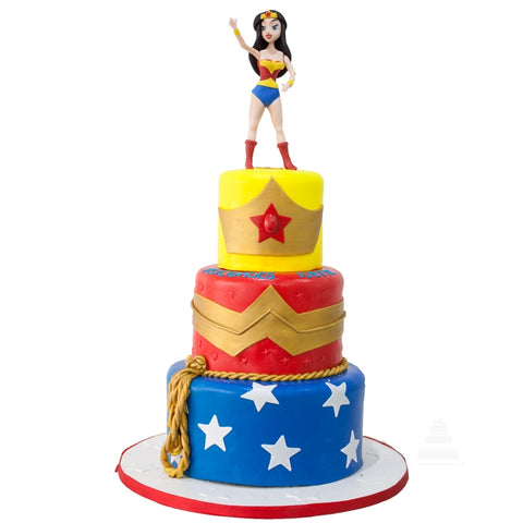 Wonder Woman, pastel decorado de tres pisos